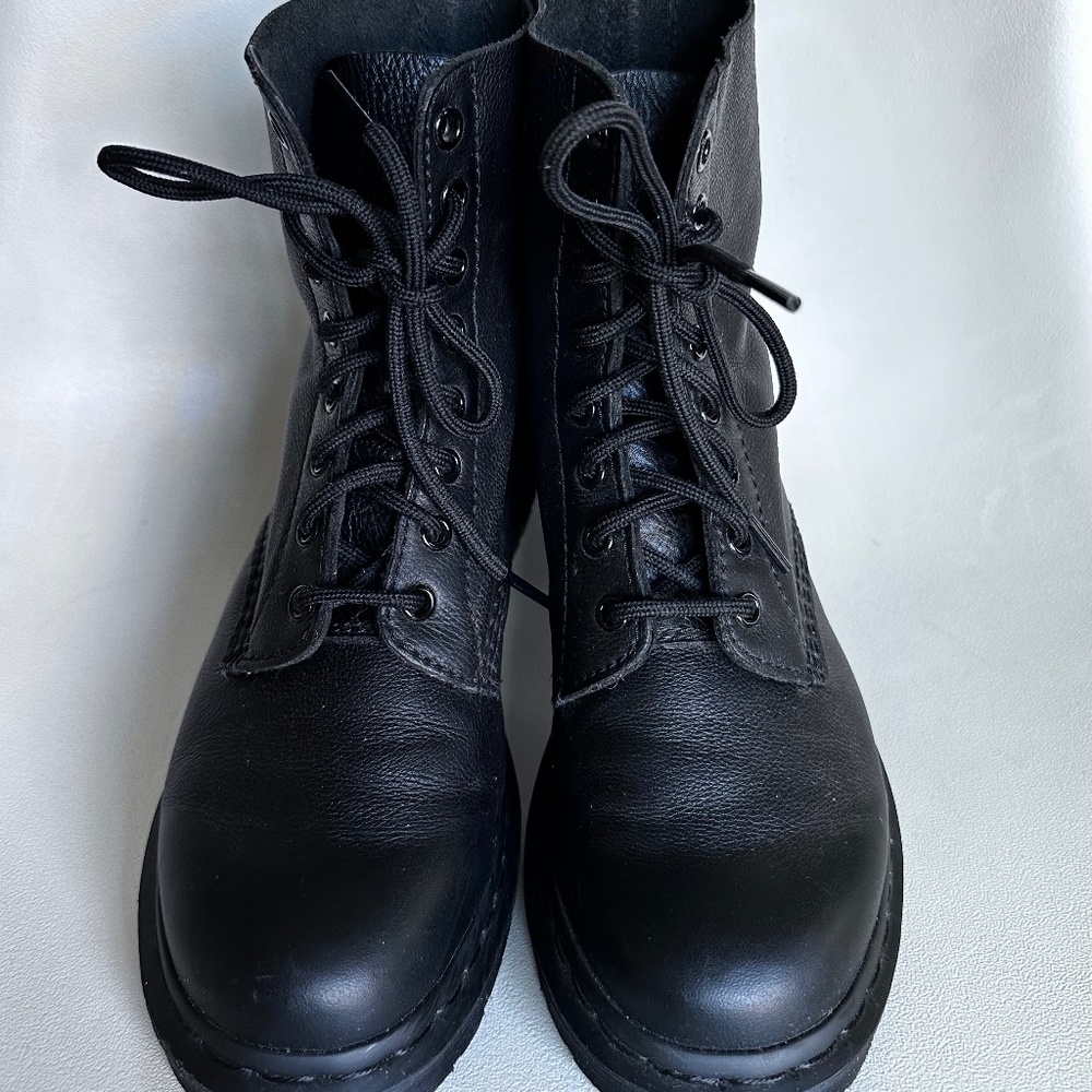 Size 8 women’s Dr. Martens all-black - 1460 MONO SMOOTH LEATHER LACE UP BOOTS